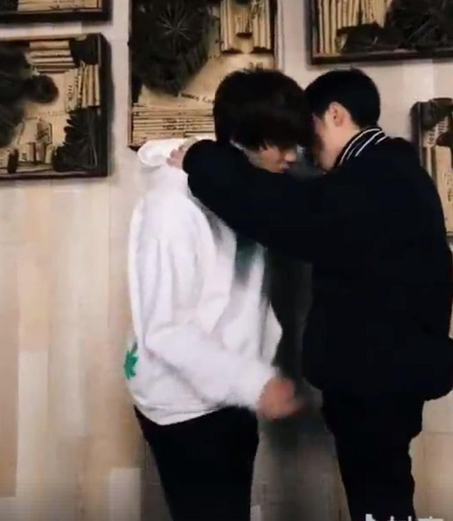 Sự thật phũ phàng của trào lưu vòng tay ôm kiếm gấu hot nhất mùa đông